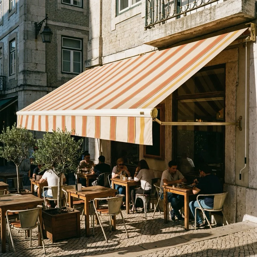 Toldo de Lona instalado em área externa com lona reforçada para proteção contra sol e chuva.